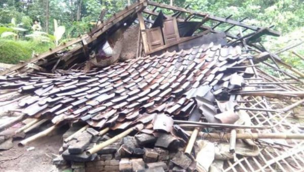 Hujan Lebat Rumah Warga Roboh