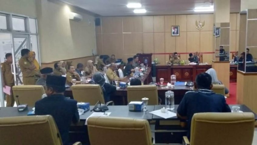 Dewan BDewan Beri Catatan Terhadap Kinerja PDAM Wakatobi eri Catatan Terhadap Kinerja PDAM Wakatobi