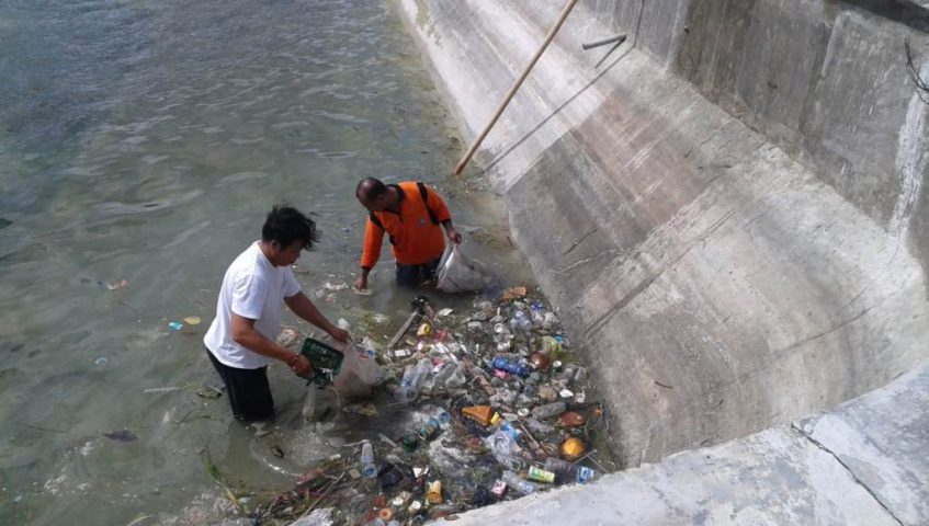 Petugas Kebersihan DLH Wakatobi Intes Bersihkan Sampah "Kiriman"