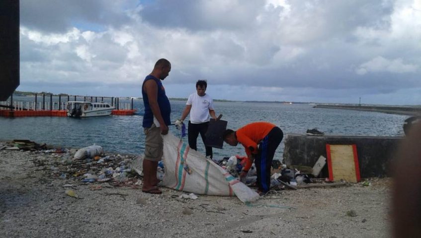 Petugas Kebersihan DLH Wakatobi Intes Bersihkan Sampah "Kiriman"