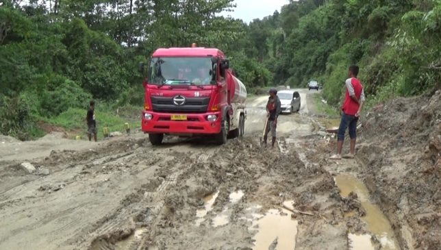 Jalan Transulswesi di Kolaka Rusak Parah, Pengendara Minta Perbaikan