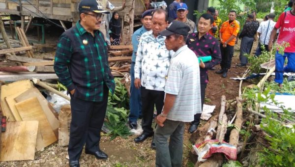 Bupati Wakatobi Kunjungi Warga Bencana Angin Puting Beliung