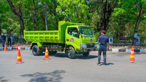 Hino Didik Sopir Truk Agar Berkendara dengan Baik di Jalan Raya