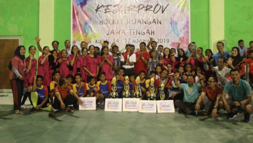 SMPN 2 Kembang Juara Kejurprov Hockey Putri Junior