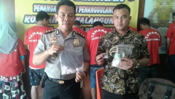 Kurir Wanita dan Pemakai Narkoba, Pasrah Ditangkap Polisi