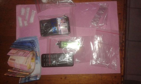 Barang bukti yang diamankan Polisi darei tersangka Abdul kadir alias Roy. FOTO : ,MULYAN ABDULLAH