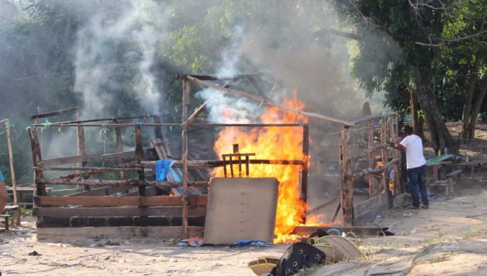 Palaku Kocar Kacir, Petugas Bakar Arena Sabung Ayam