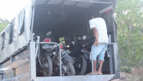 Palaku Kocar Kacir, Petugas Bakar Arena Sabung Ayam