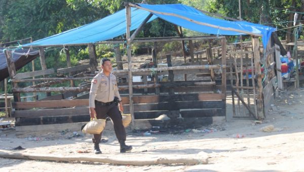 Palaku Kocar Kacir, Petugas Bakar Arena Sabung Ayam