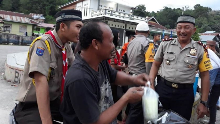 Polsek Sangia Salurkan Ratusan Takjil Gratis