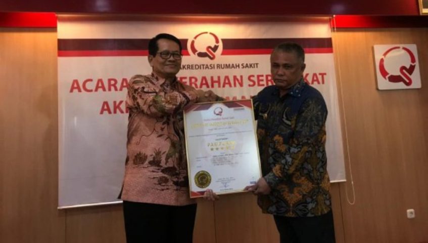 ﻿Bupati Terima Sertifikat Akreditasi Paripurna RS Konawe