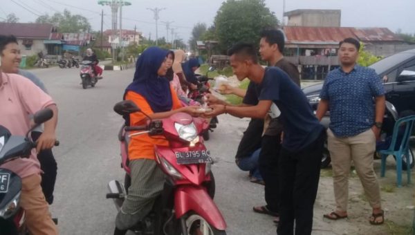 ﻿Pemuda Pemudi Singkil Bersatu Bagi-Bagi Takjil
