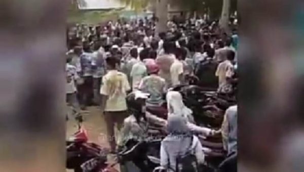 ﻿Siswa SMKN 2 Dikeroyok dan Ditusuk