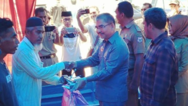 Serahkan Bantuan Perikanan, Bupati Butur: Mari Bersabar dan Bersyukur