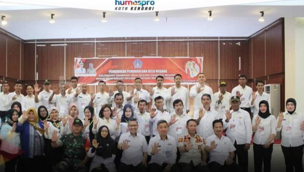 menyematkan tanda peserta PPBN Kota Kendari Tahun 2019