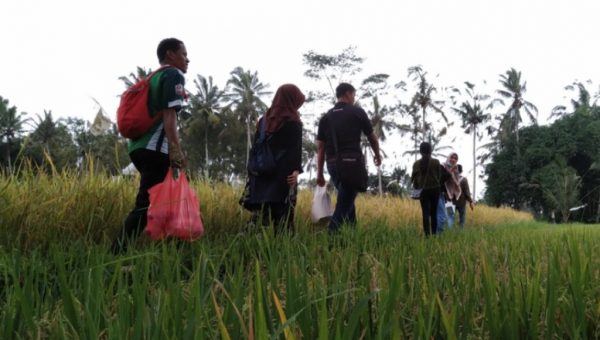 Tembus Medan Terjal, Komunitas KNB Berikan Uluran Tali Kasih untuk Nenek Kerta