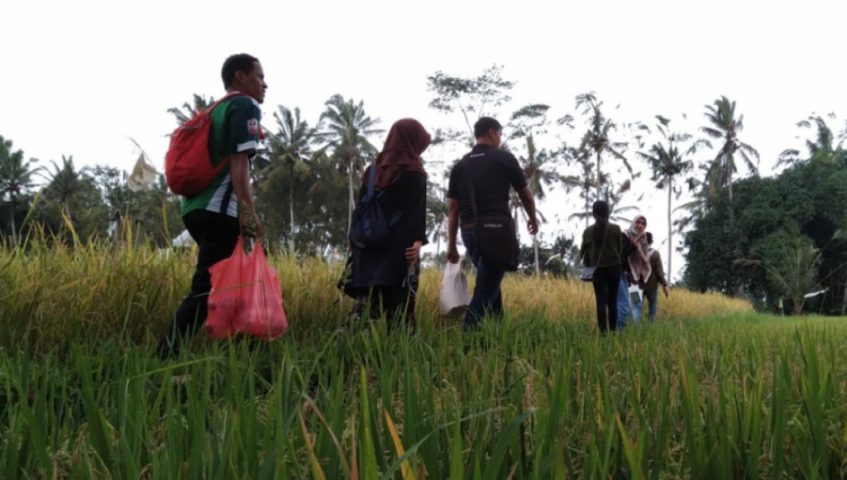 Tembus Medan Terjal, Komunitas KNB Berikan Uluran Tali Kasih untuk Nenek Kerta