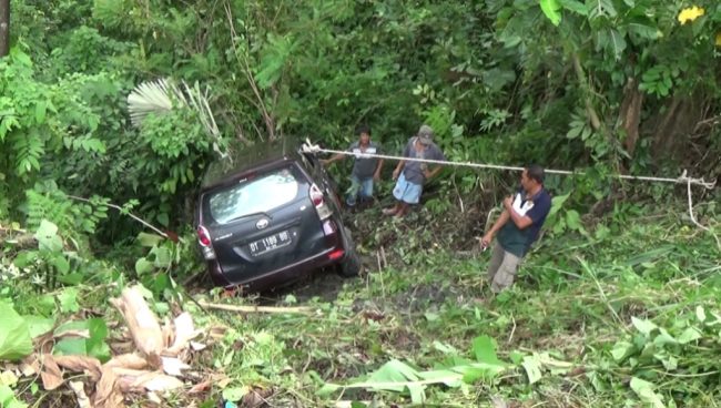 Mobil Rombongan Pengantin Jatuh ke Jurang, Enam Orang Luka