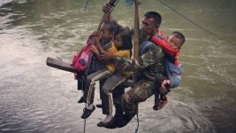 tni-ad-saat-membantu-anak-anak-menyerangi-sungai_20170802_171813