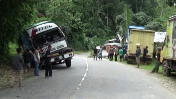 Mobil Truk Pengangkut Pakan Ayam Tabrakan, Sopir Dilarikan ke RS