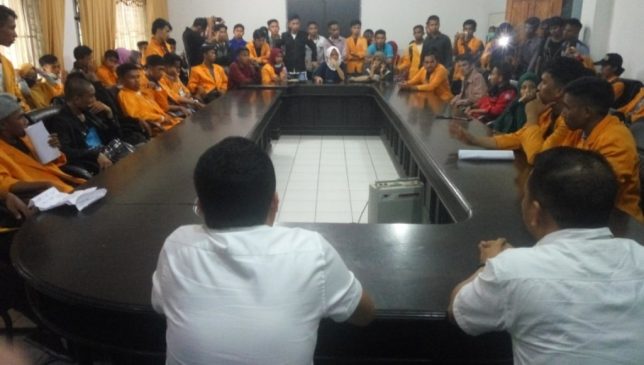 Video, Hardiknas, Puluhan Mahasiswa UHO Demo di DPRD Sultra