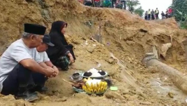 Jalan Konawe &ndash; Kendari Putus, Warga Gelar Ritual Mooli Bangunan Jembatan Bailey
