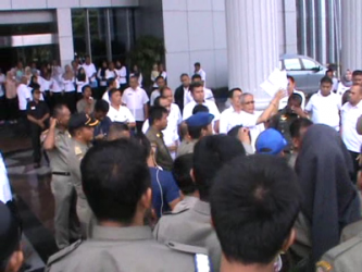 Sekretaris Provinsi Dr. H. Lukman Abunawas saat menerima ratusan Satpol PP yang menunut gaji belum terbayarkan selama empat bulan. FOTO : FT