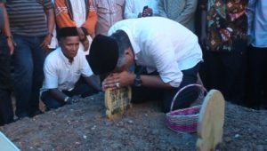 Gubernur Non Aktif Antar Jenazah Ibundanya Hingga ke Liang Lahat