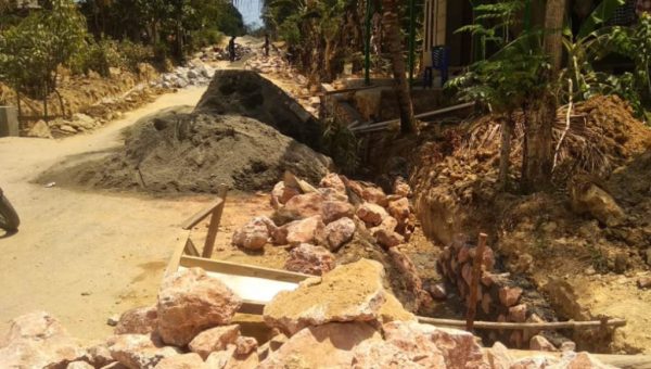 Warga Watulondo Keluhkan Material Proyek Drainase Tutup Badan Jalan
