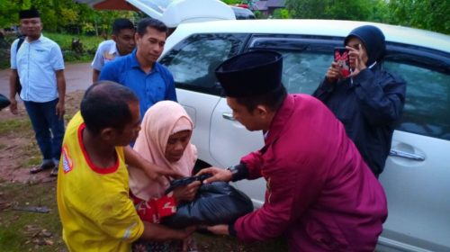 Polres Muna Beri Bantuan Sembako 40 KK di kampung Lama