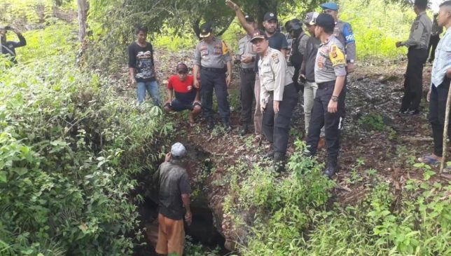 Kapolres Muna Pimpin Penyisiran Desa Korban Ular Piton