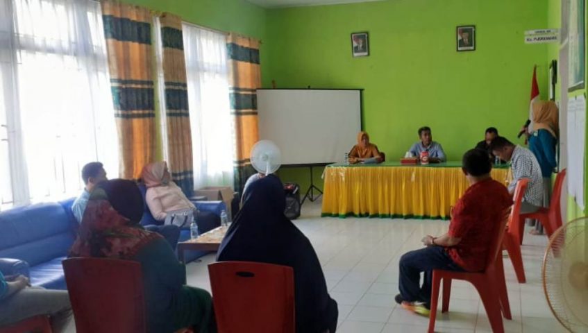 Cegah Covid-19 DPD Partai Golkar Rutin Sterilisasi dan Edukasi Masyarakat TEGAS.CO., BAUBAU - Dewan Perwakilan Daerah (DPD) Partai Golongan Karya (Golkar) Baubau melaksanakan sterilisasi berbagai tempat yang digunakan masyarakat terutama tempat ibadah yang berada di tiap kecamatan. Hal itu dilakukan guna penanganan dan pencegahan Covid-19. Kegiatan tersebut rutin dilakukan partai Golkar Baubau.