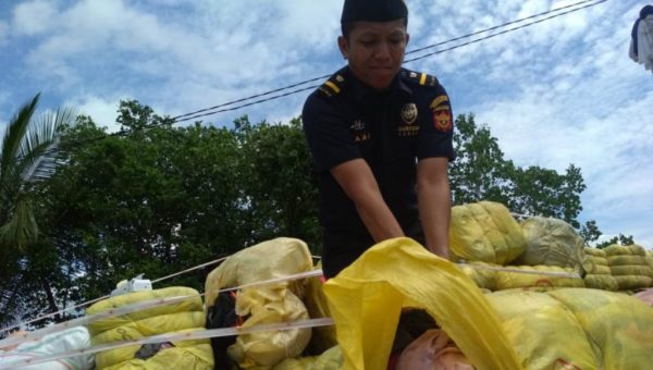 Bea Cukai (dan) Lanal Kendari Tangkap 4 Ton Barang Bekas