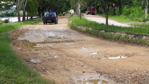 Bertahun – Tahun Jalan Rusak Depan Polres, Pemda Tutup Mata