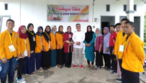 Bupati Buton Utara Kunjungi Warganya dan Mahasiswa KKN di Desa