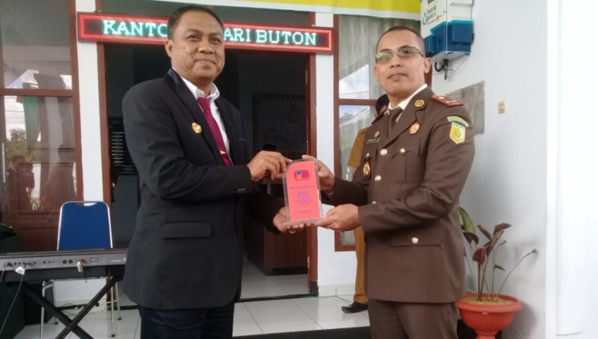HBA ke - 59, Kajari Buton Dapat Penghargaan dari Bupati Busel