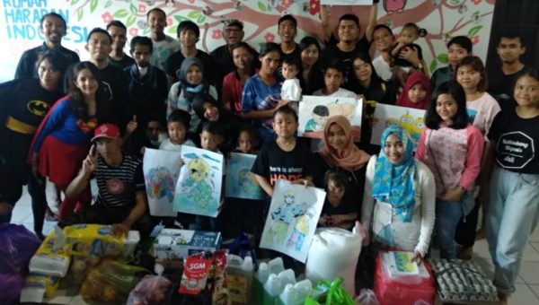 Ketimbang Ngemis Bali Bagikan Kado Rumah Singgah