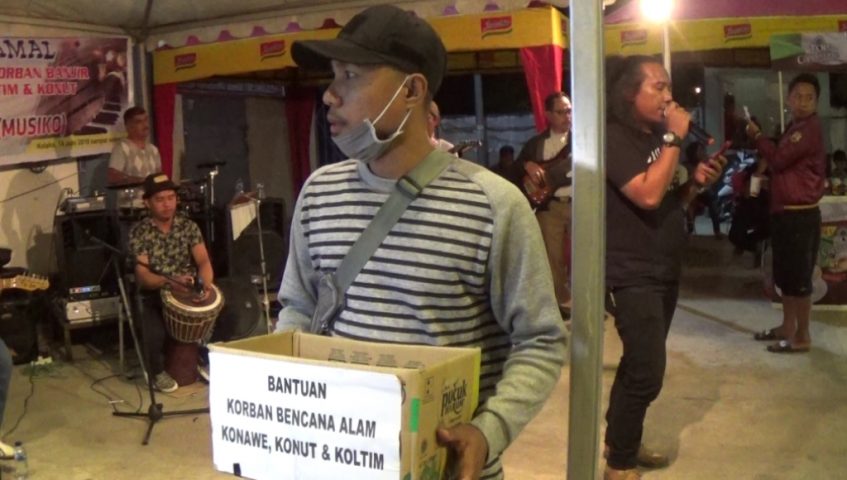 Musisi Kolaka Ngamen Bantu Korban Banjir