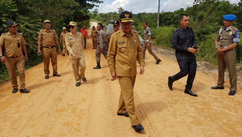 Pembangunan Jalan Sanggula-Tanea Belum Layak Dilalui, Bupati Konsel Geram 