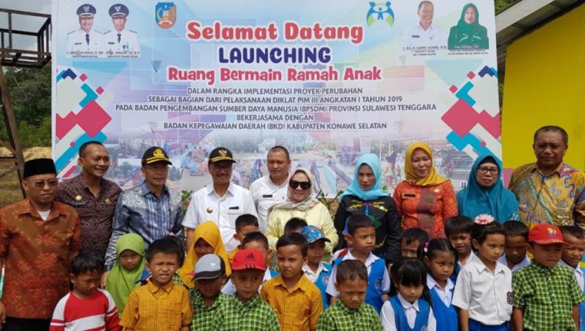 Surunuddin Launching Taman Bermain Anak di Moramo
