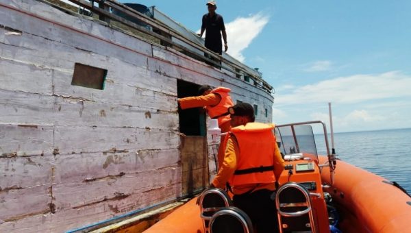 Video, SAR Wakatobi Evakuasi KM Mulia Indah 9 Orang Selamat